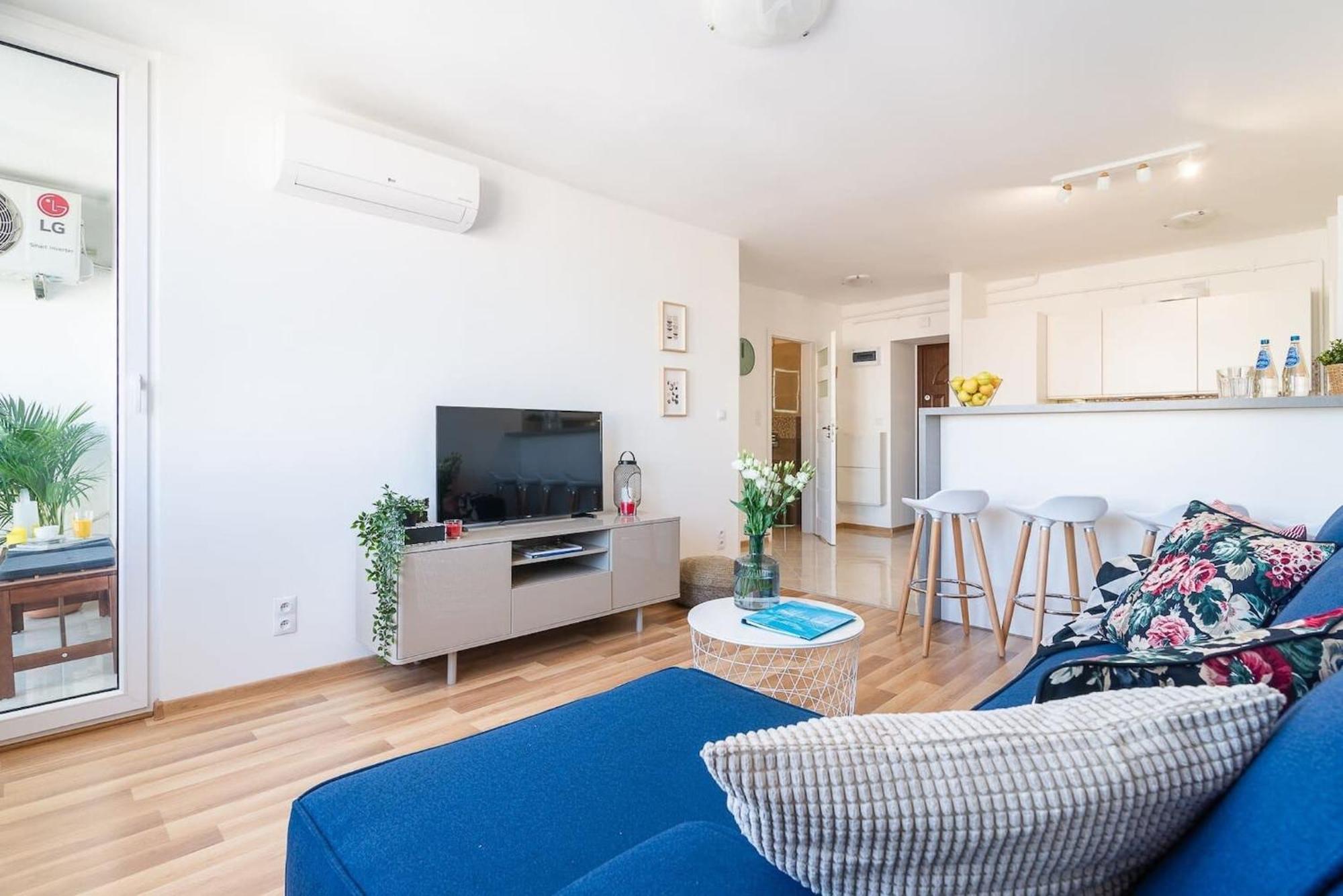 Navy Aesthetic Apartment With Balcony By Noclegi Renters Warsaw Ngoại thất bức ảnh